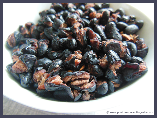 Simple snack recipe: salty and crispy black beans.