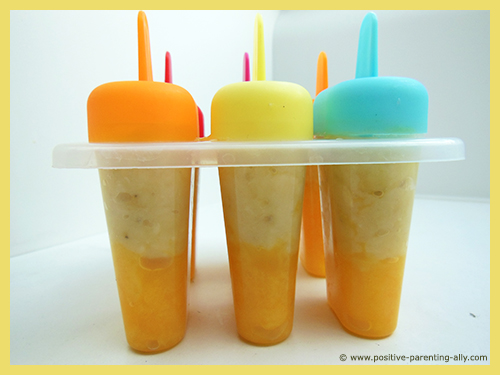 Delicious pure fruit popsicles for kids. Healthy banana mango popsicles to freeze at home. 