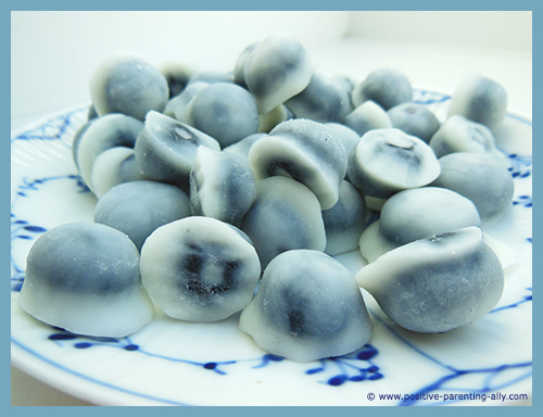 Delicious healthy frozen snacks for kids: frozen blueberries covered in plain yoghurt. 