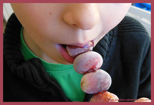 Healthy kids snack recipe for an afternoon snack: grape popsicles as healthy frozen snack.