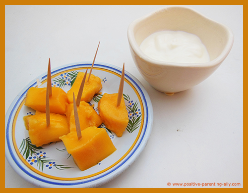 Fun snacks for kids: healthy mango dippers as a quick snack for kids. 