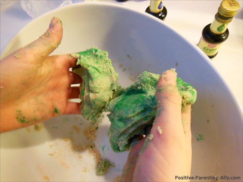 Making green play doh at home with a very easy play doh recipe. 