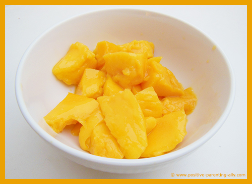 Easy snacks for kids recipe with fruit: Mango bites in lime juice. 