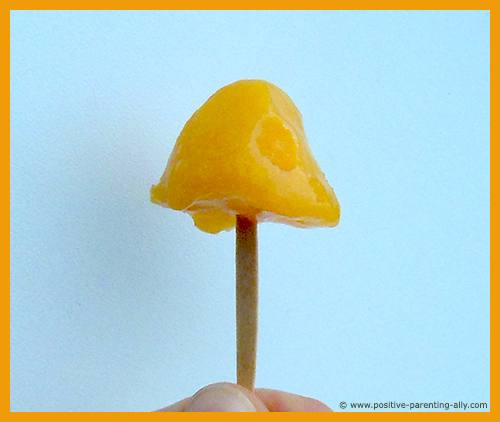 Healthy recipes for kids. Mango popsicles as easy homemade frozen snacks for kids. 
