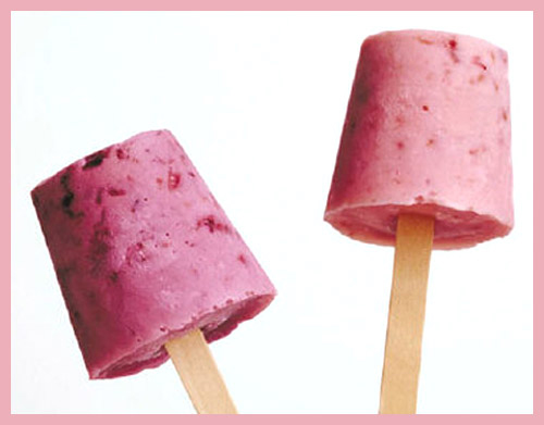 Frozen yogurt popsicles as healthy frozen snacks for kids.