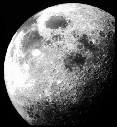 Photo of the moon. Making fun astronomy projects for kids.
