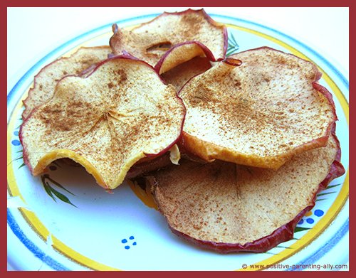 Easy healthy snack recipes for kids: delicious apple chips with cinnamon. No sugar. 