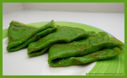 Healthy Halloween finger foods for kids: Green pancakes with no sugar. 
