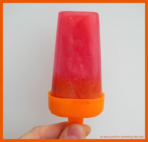 Healthy frozen snack for kids: homemade organic fruit lollies / popsicles.