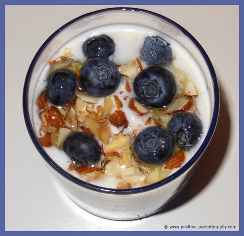 Yoghurt mix with almonds, blueberries and honey. 